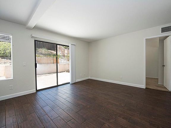 5th image of 806 Glenwood Way