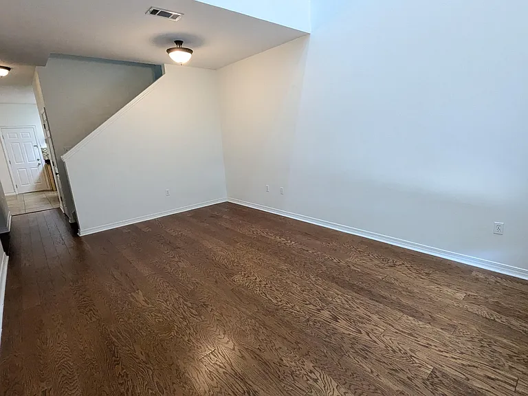 1537 Bentley Cir — Photo 3