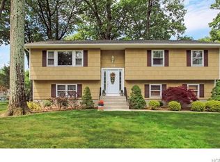 124 Gatto Ln, Pearl River, NY