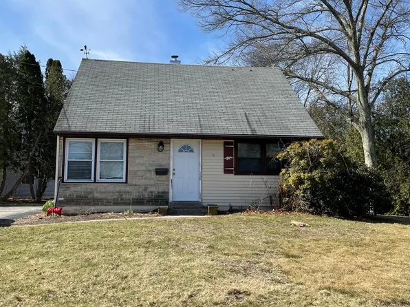 6 Lynwood Dr, Willimantic, CT 06226