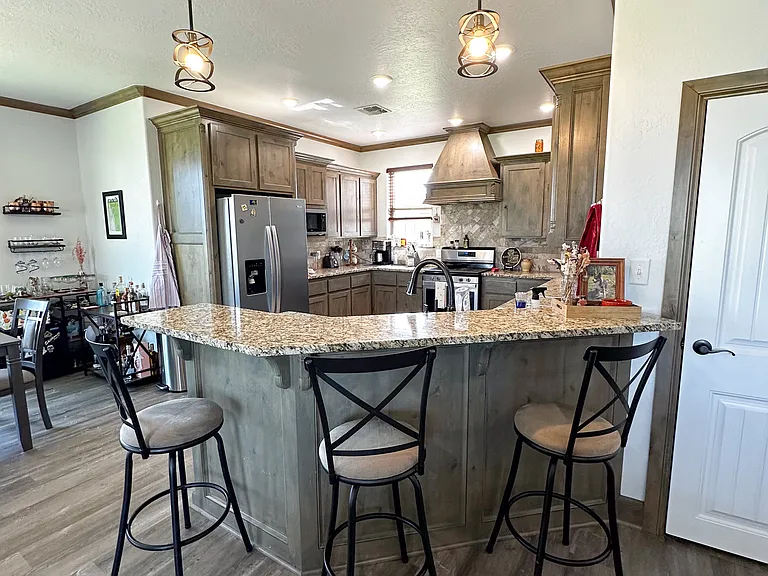 1035 Greenview Dr — Photo 8