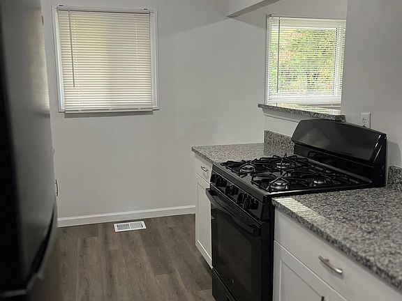 5th image of 8645 Desoto Dr
