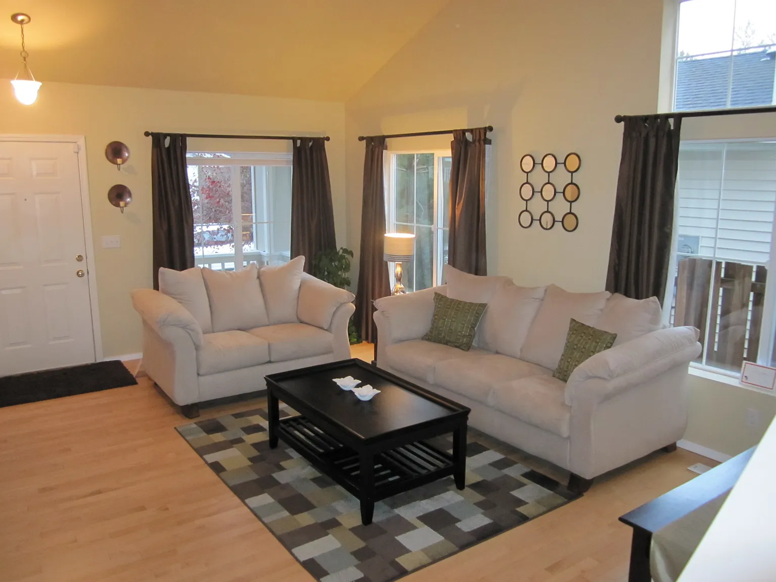 4 bed, 2.5 bath, 1800 sqft, $3,600 — Photo 2