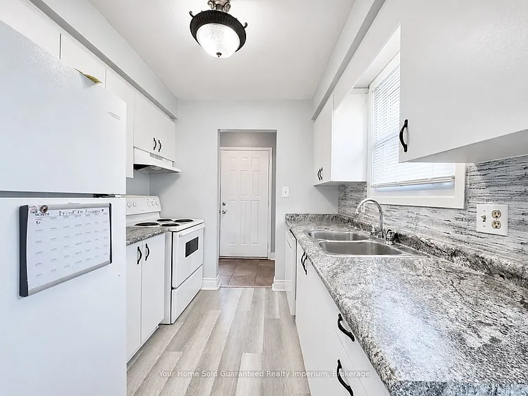 37 Mayfair Dr — Photo 3