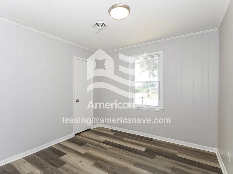 1516493_011_bedroom_10.jpg