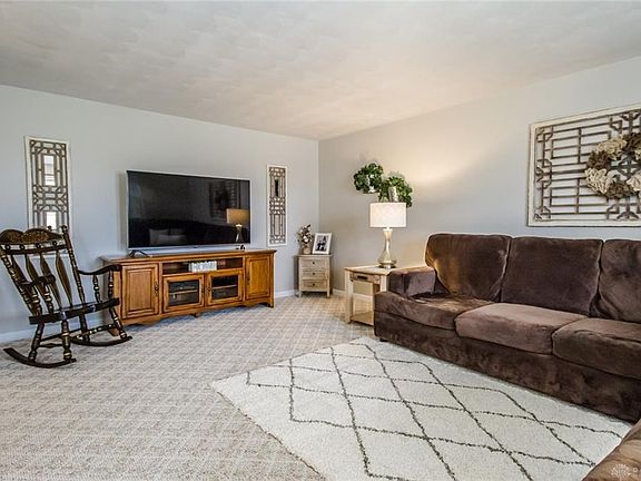 3rd image of 104 W Hampton Ct
