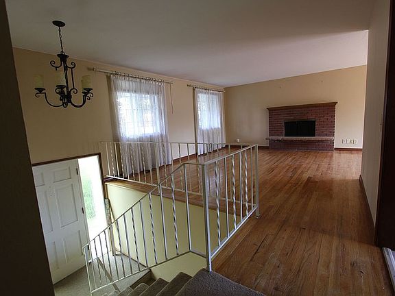 Upstairs Living Room/Entry