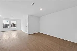 4 bed, 2.0 bath, 1760 sqft, $2,100 — Photo 3