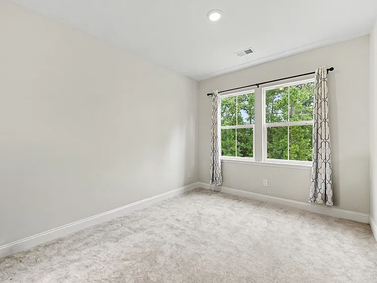 341 Chapman Cir — Photo 16