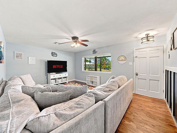 5th image of 1018 Barbara Ann St