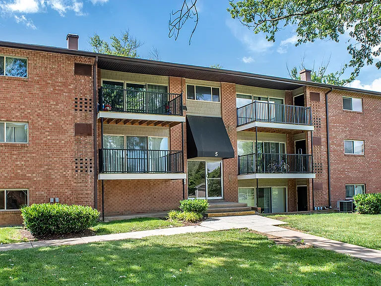 The Manor/The Manor East Apartments — Photo 27