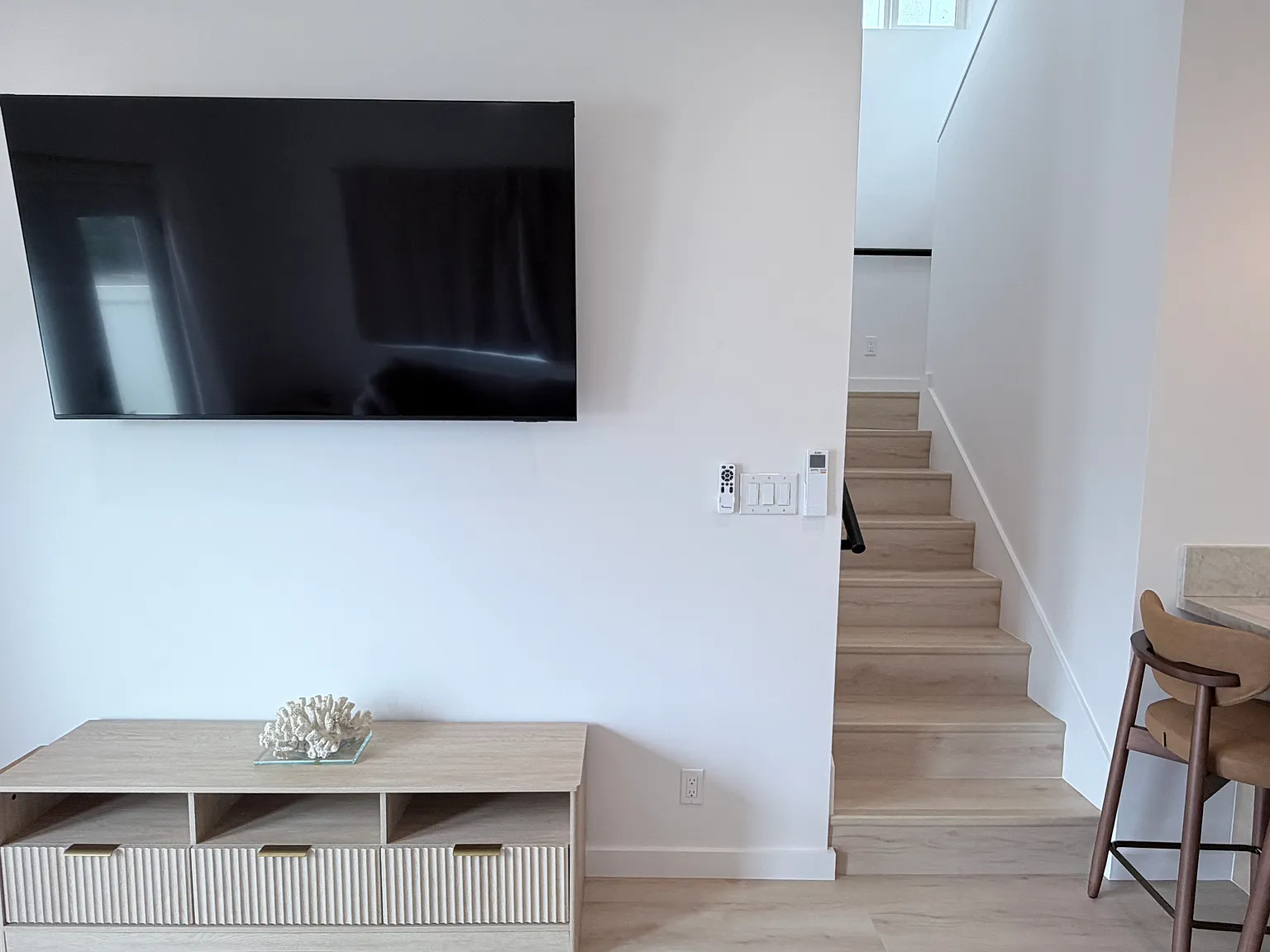 1 bed, 1.5 bath, 653 sqft, $5,900 — Photo 3