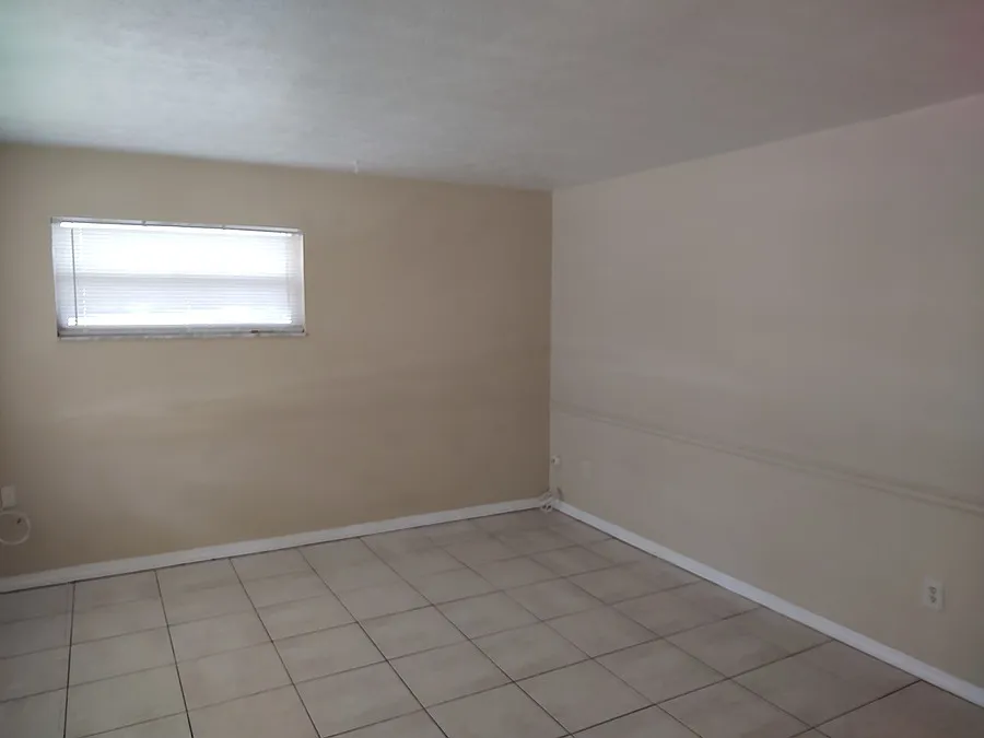 Cricket Apartments @ 119 S Lithia Pinecrest — Photo 2