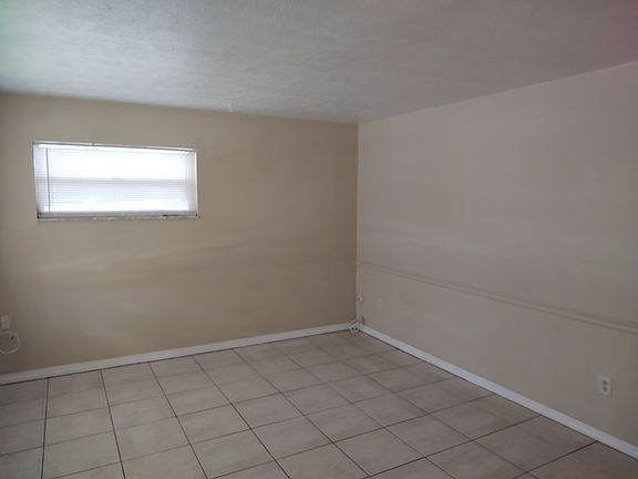 2nd image of 119 Lithia Pinecrest Rd APT L