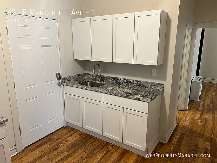 2 Bed 1 Bath with Granite Counters, Hardwood Floors & Washer/Dryer — Photo 4