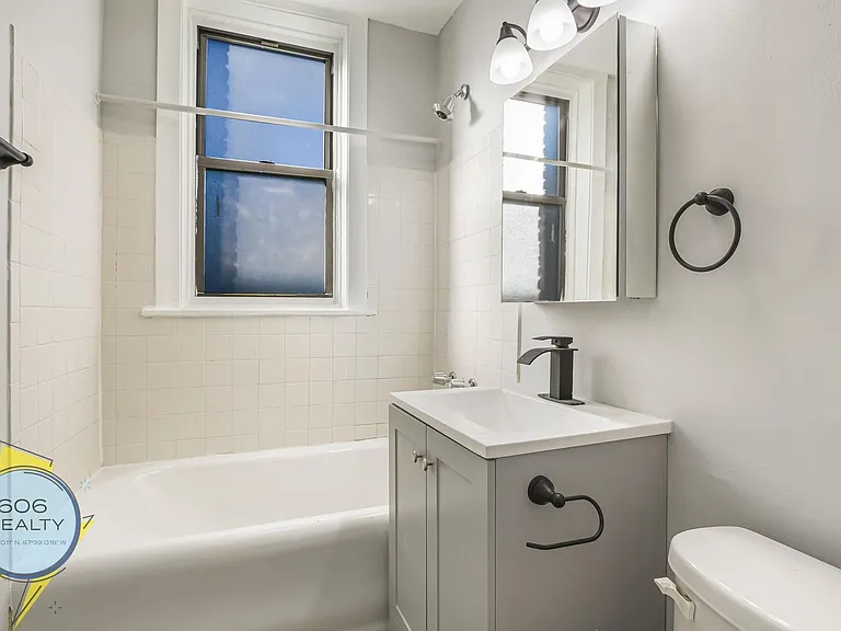Hyde Park Apartments — Photo 16