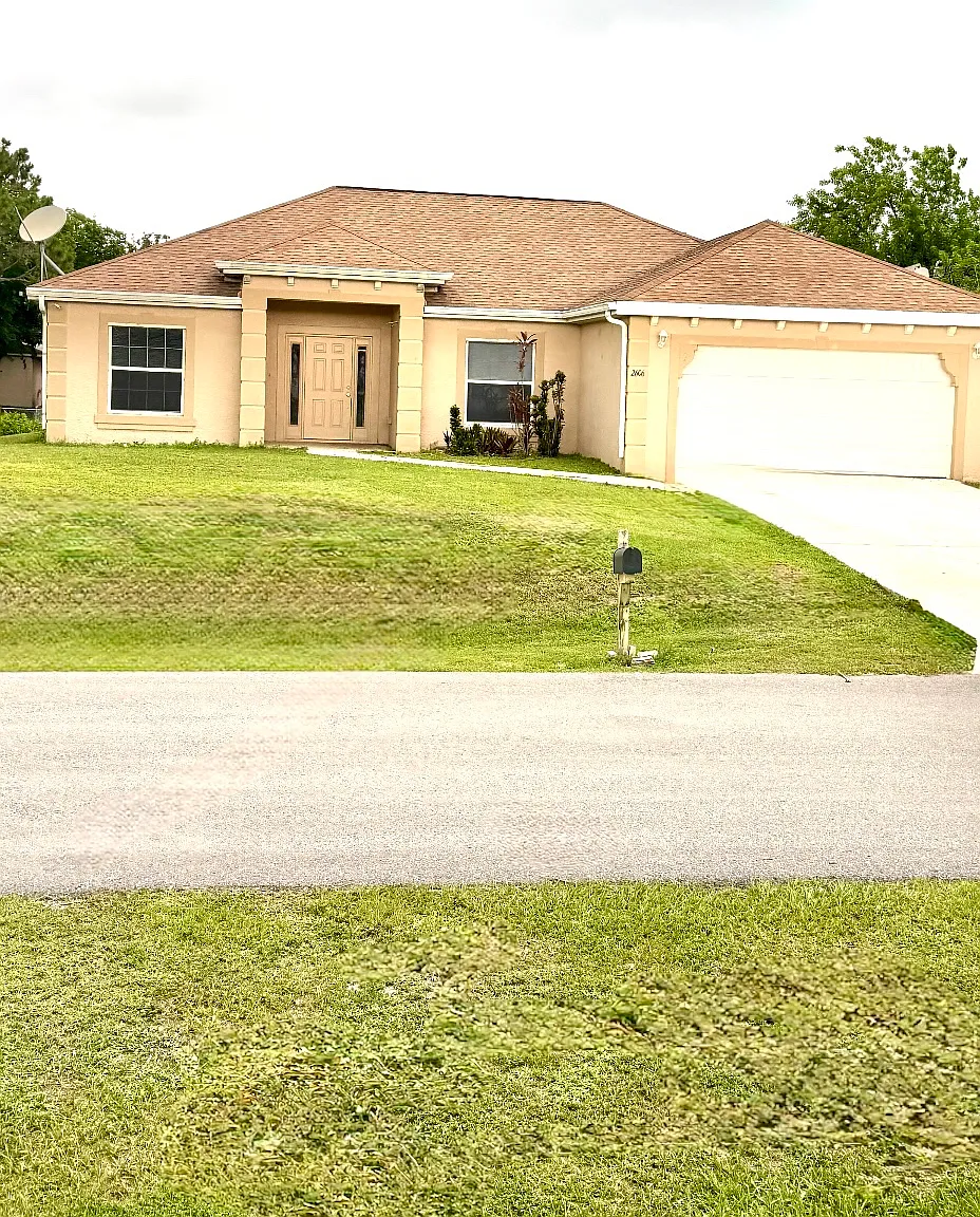 3 bed, $1,900 — Photo 1