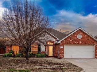 935 Park Forest Dr, Hurst, TX 76053