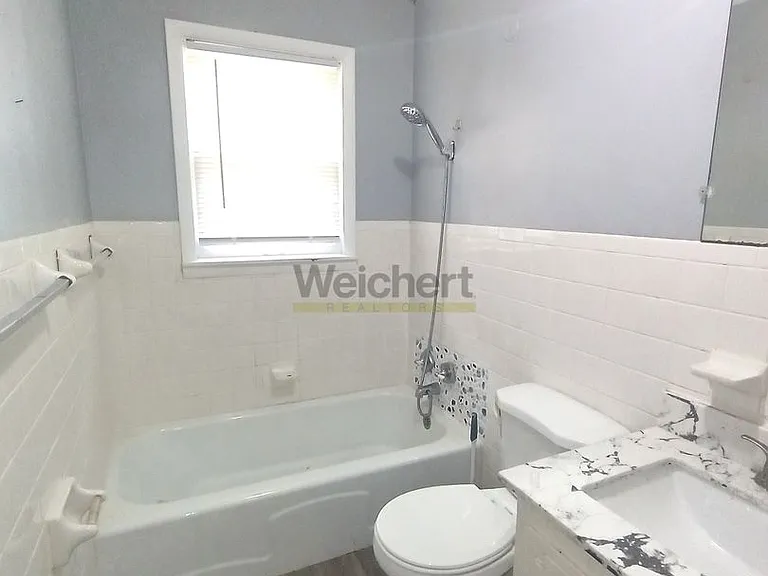 809 Thomas St — Photo 9