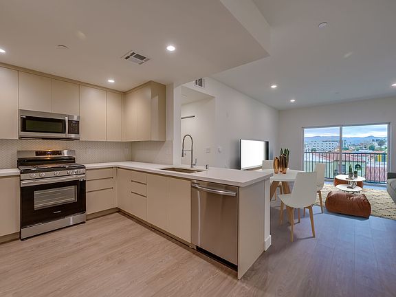 2nd image of 861 S Gramercy Pl #9
