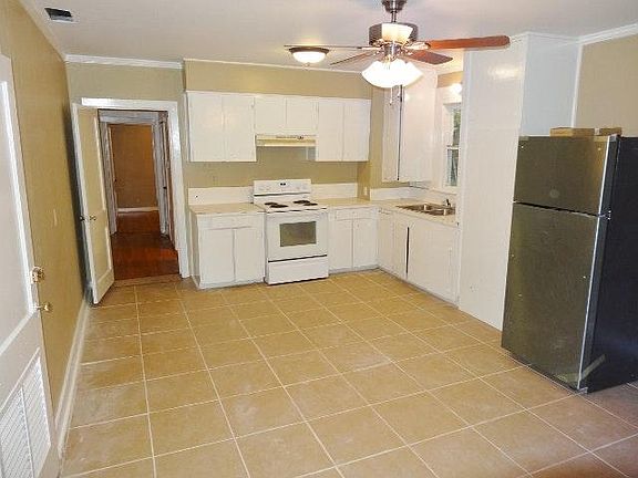 3rd image of 915 College Dr