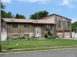 14 Foxwood Dr, Wheatley Heights, NY 11798