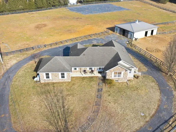 429 Azure Dr, Martinsburg, WV 25404