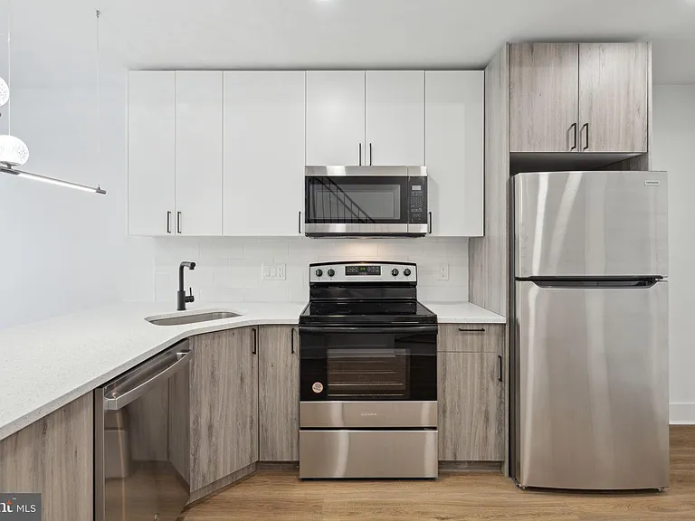 528 W Berks St #1 — Photo 1