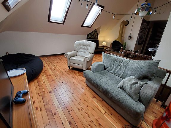 3rd image of 2905 N Farwell Ave #A