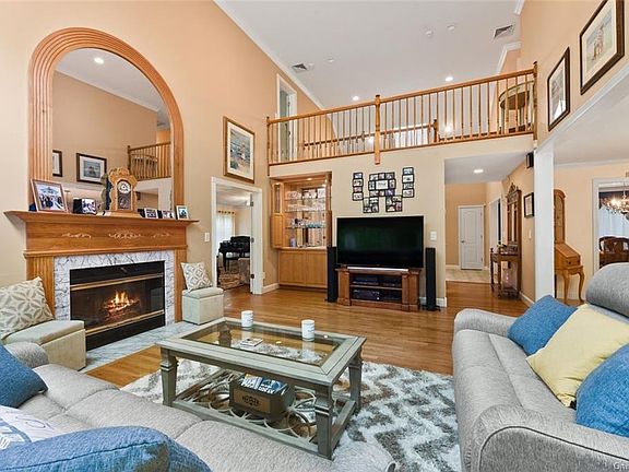 5th image of 9 Oak Pond Ln