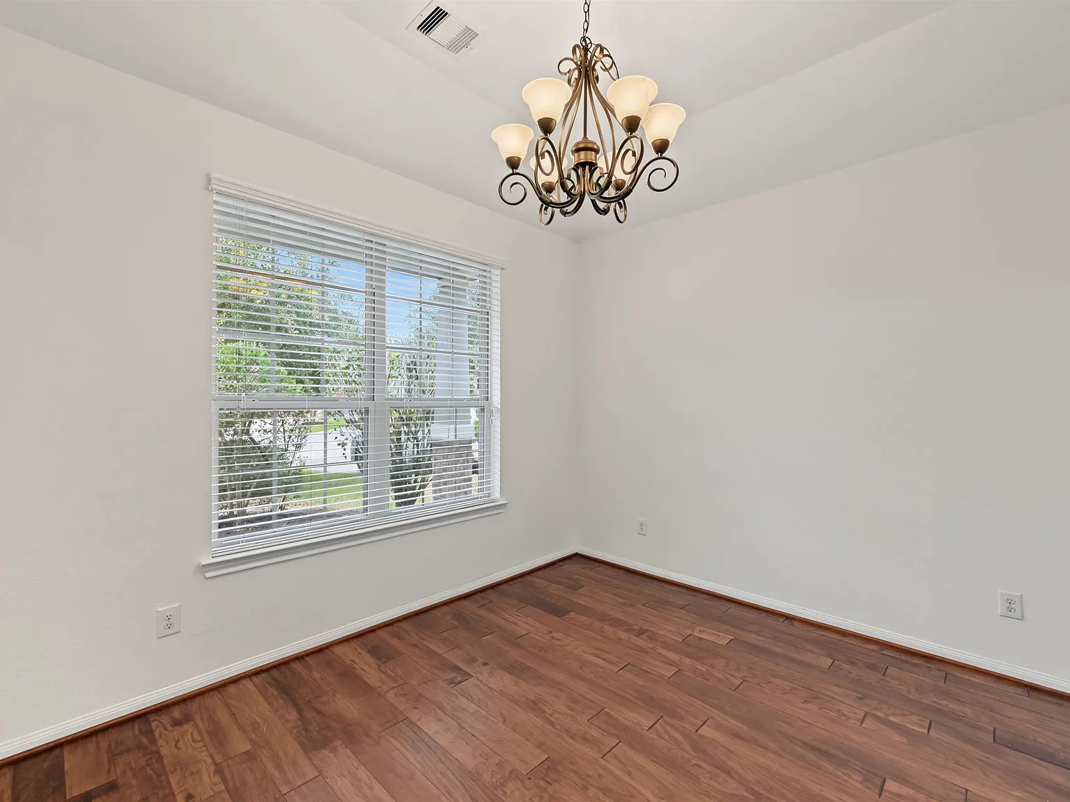 4 bed, 3.0 bath, 2781 sqft, $2,975 — Photo 4