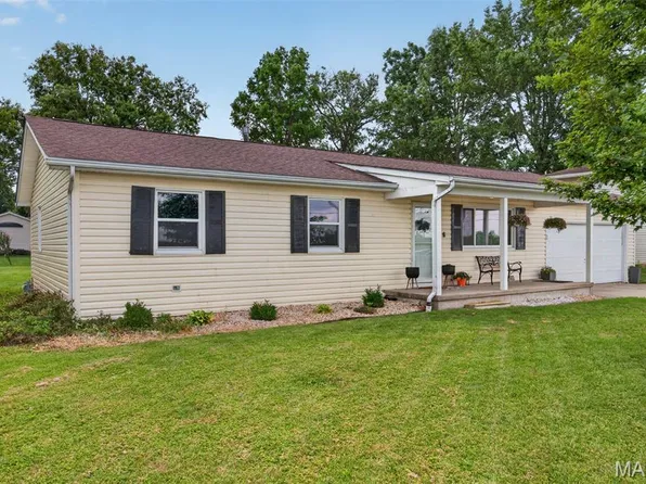 1230 Ellwood Dr, Breese, IL 62230