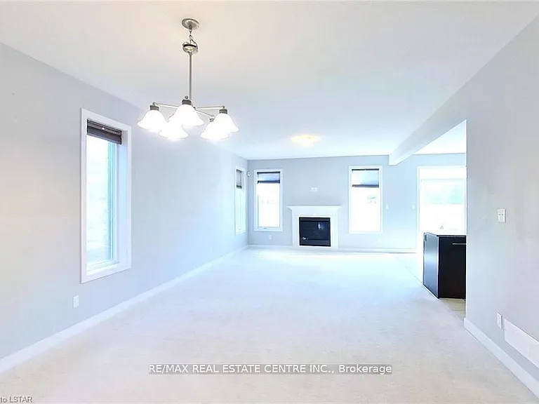1560 Finley Cres — Photo 3