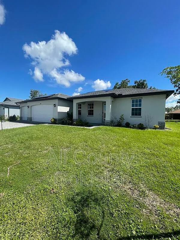 4 bed, 2.0 bath, 2077 sqft, $2,495 — Photo 2