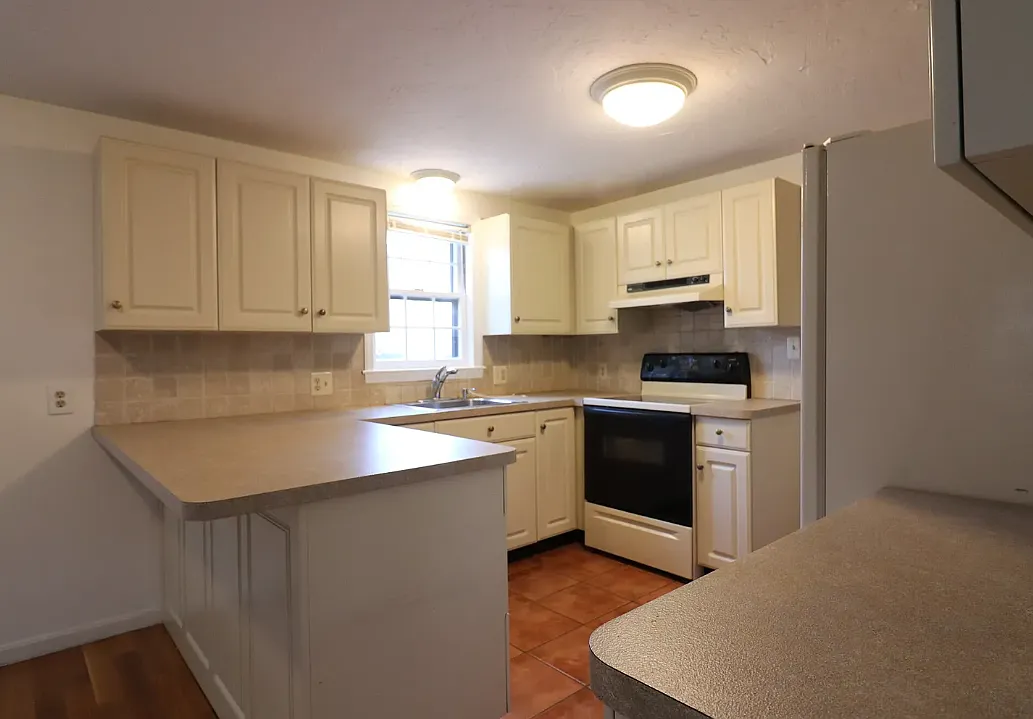 4 bed, 9999 sqft, $4,500 — Photo 2