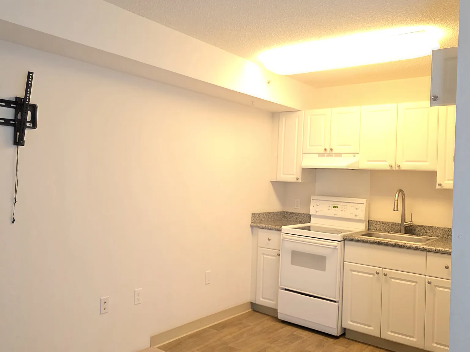 Studio, 400 sqft, $1,900 — Photo 2