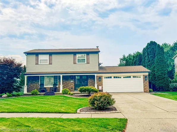 1128 Meadowood Dr, Waterford, MI 48327