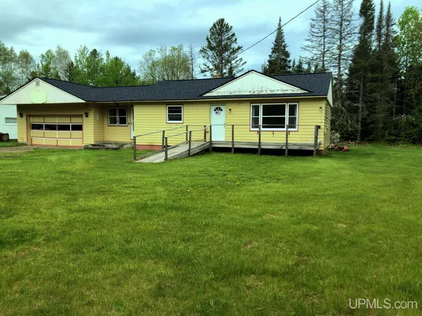 8735 Hawks Dr, Republic, MI 49879