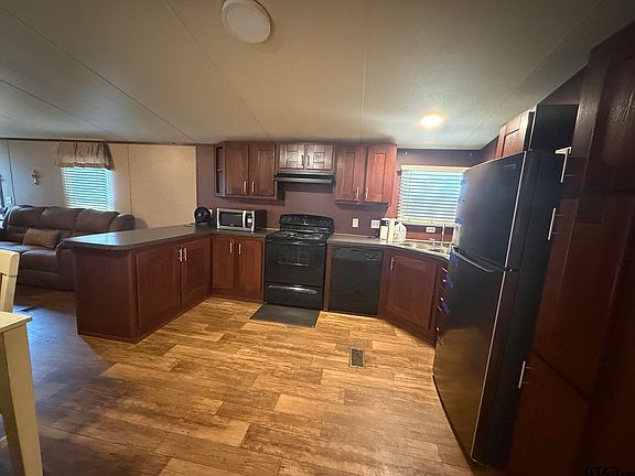 3rd image of 432 Royal Dr W