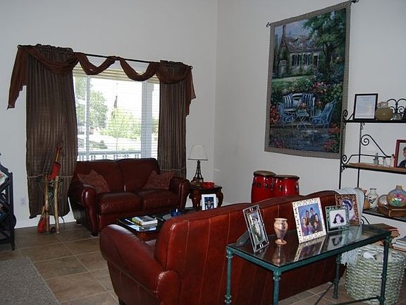 Living room w/cathedral ceilings
