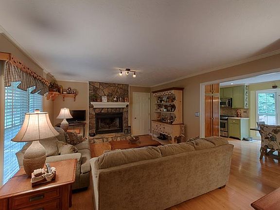 2nd image of 103 Aspen Ct