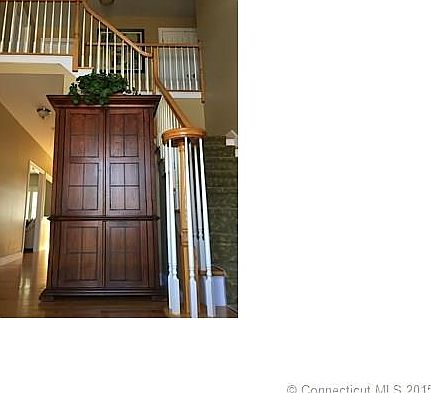 2-Story spacious foyer and ...