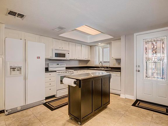 4th image of 2409 W Voltaire Ave