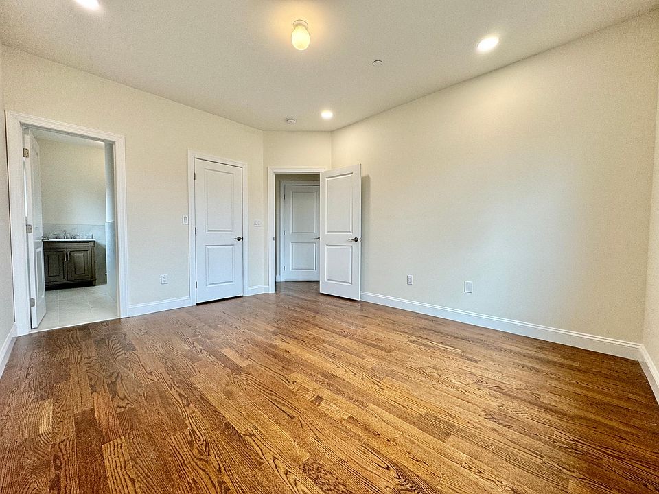 2nd image of 365 Chelsea St #2