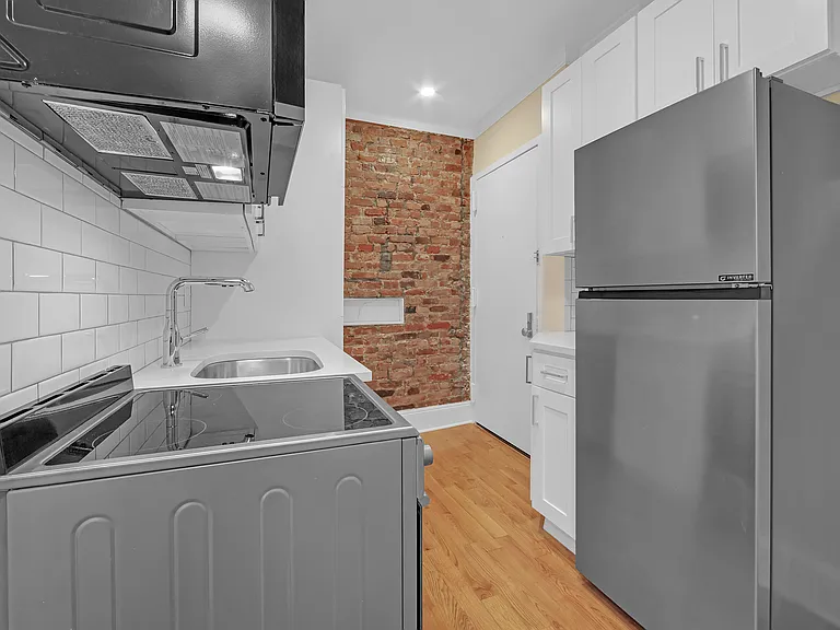 318 E 11th St #6 — Photo 4