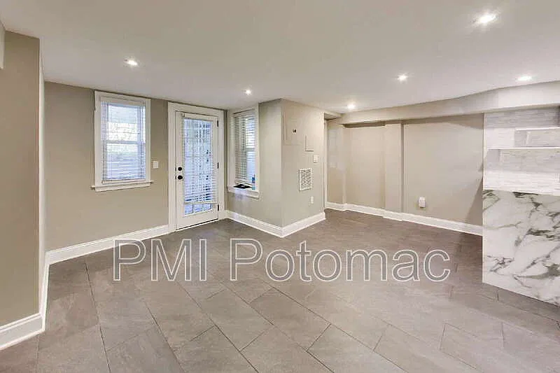 2 bed, 2.0 bath, 1000 sqft, $2,700 — Photo 3
