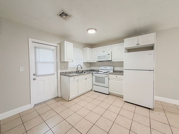 4th image of 3063 Floweva St
