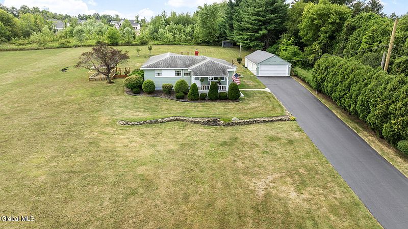 3rd image of 854 Queen Anne Road