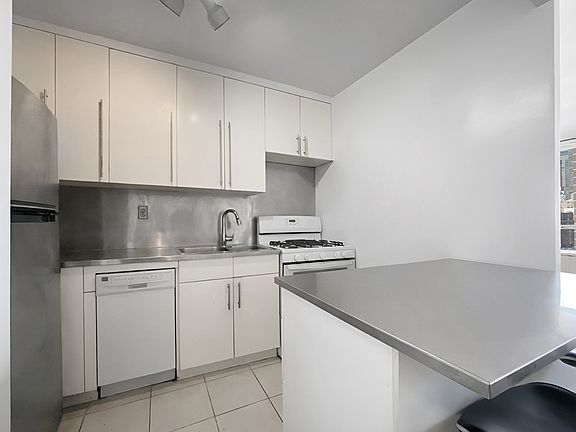 3rd image of 300 E 33rd St APT 9G