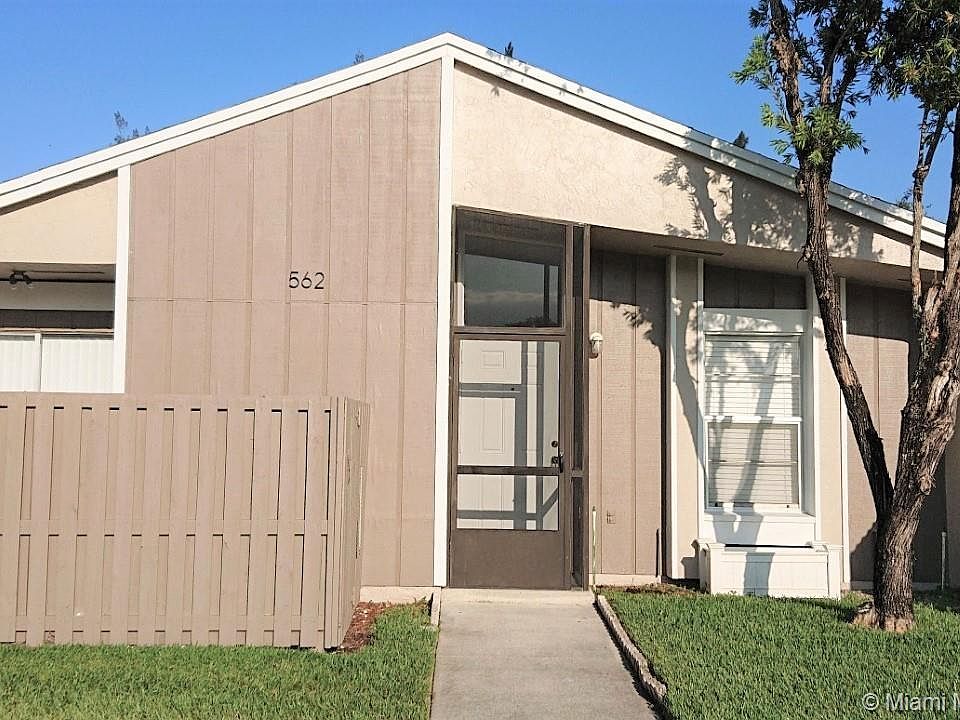 1st image of 562 Woodgate Cir